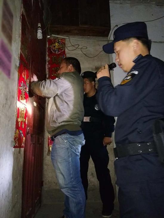 兴仁粗心妈妈误将幼女锁家中 
