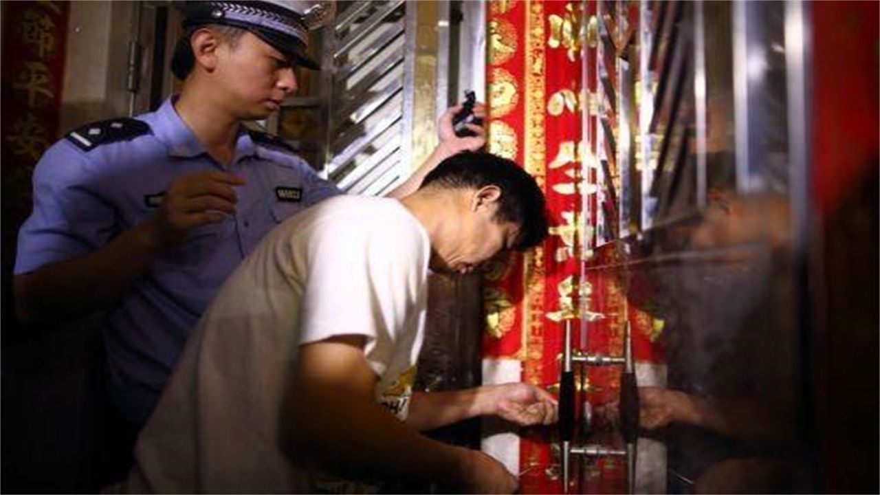 兴仁请开锁师傅开了锁后，师傅